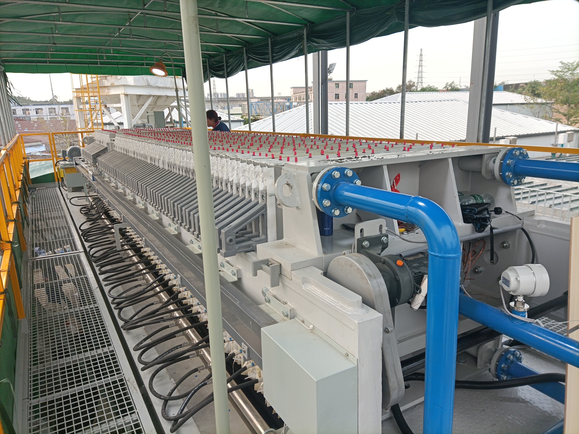 廣東污泥調(diào)理劑：如何提高板框壓濾機(jī)的脫水效率