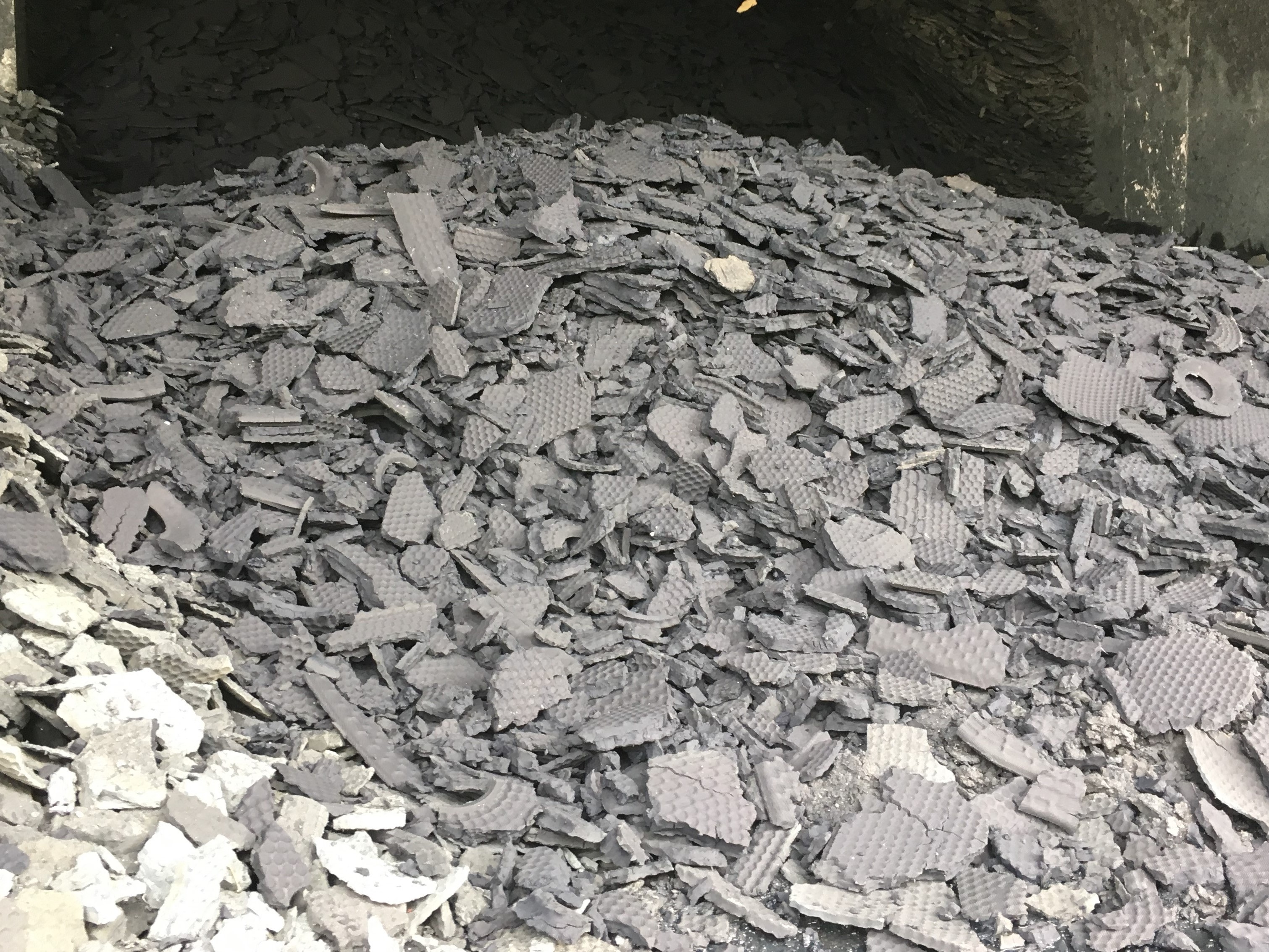 傳統(tǒng)污泥脫水藥劑脫水不徹底，污泥調(diào)理劑污泥深度脫水。